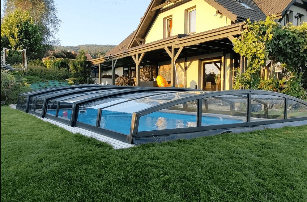Exklusive Poolüberdachung vor einem modernen Haus mit Pool — Realisierung SAVELIA